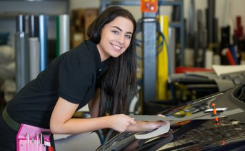 Bien enlever et appliquer les autocollants de votre voiture