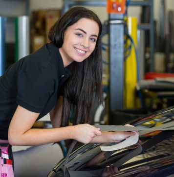 Bien enlever et appliquer les autocollants de votre voiture