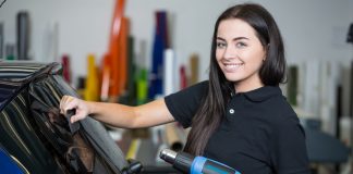 Couvrir votre voiture de film adhésif seul? Sans problème avec nos conseils!