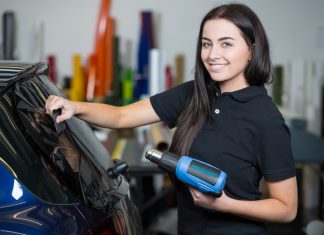 Couvrir votre voiture de film adhésif seul? Sans problème avec nos conseils!