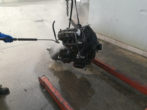 nettoyage du moteur à la station de lavage