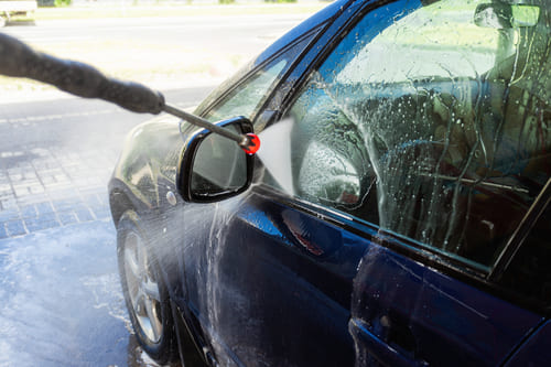 Lavage de voitures à la main