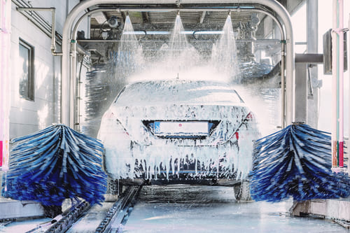 Lavage de voituresà la main vs nettoyage d'une voiture à la station de lavage