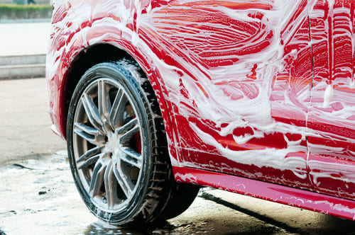 Laver avec le shampoing pour voiture puis le rincer