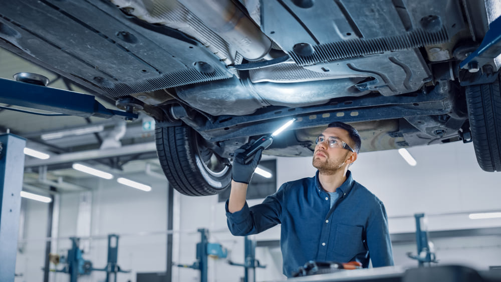 Comment travailler sur les dessous ? Basculer la voiture ? La