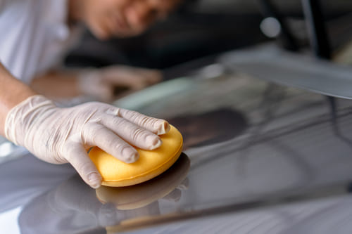 Protéger la peinture avec un vitrificateur ou avec de la cire pour voiture
