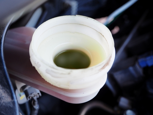 Un liquide de frein est vert et sombre