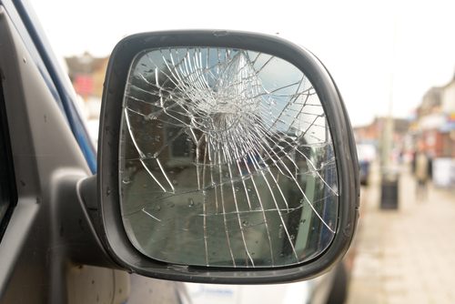 changer le miroir cassé de voiture