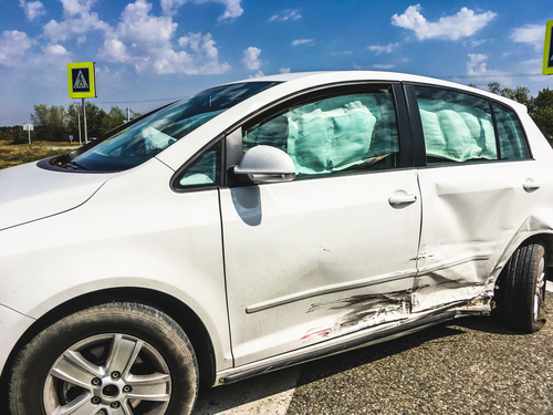 Détruire la voiture la carrosserie endommagé