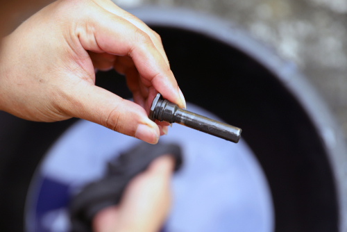 Nettoyer l'étrier de frein avec la brosse en acier