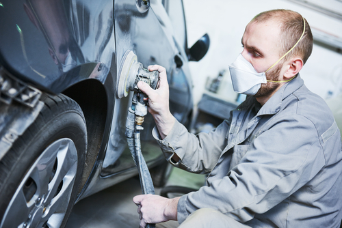 poncer la rouille sur la voiture