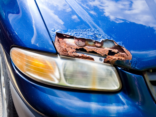 Le remplacement à cause de la rouille sur la voiture
