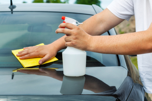 Nettoyer la voiture avec le nettoyant silicone