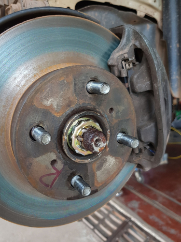 un disque de frein qui tourne au bleu
