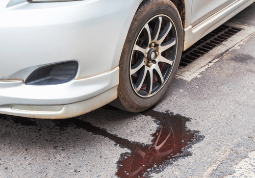 Taches de diesel ou d'essence sous la voiture