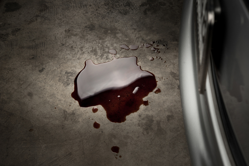 Taches de lubrifiants sous la voiture