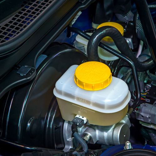 flaques de liquide de frein sous la voiture