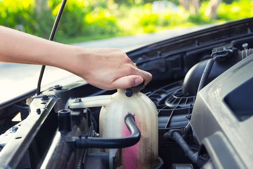 flaques de réfrigérants sous la voiture