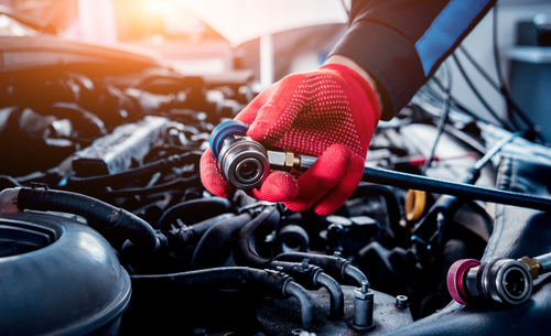 flaques de condensation dans le climatiseur sous la voiture