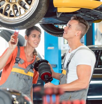 Rester alerte: taches ou flaques sous la voiture