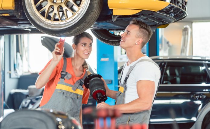 Rester alerte: taches ou flaques sous la voiture