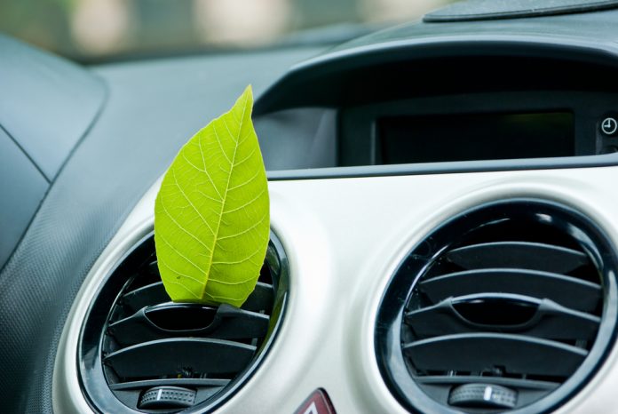 Pour un contrôle adéquat du climatiseur dans la voiture: remplacer le filtre à pollen par soi-même!