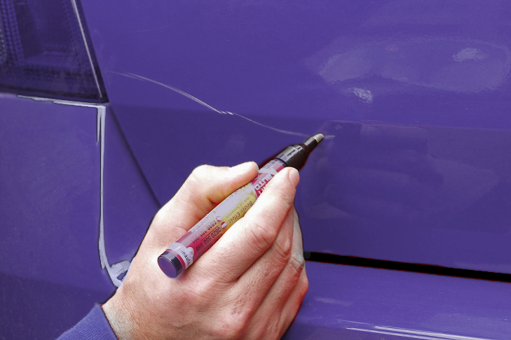 Effacer les rayures sur la voiture avec le stylo de retouche