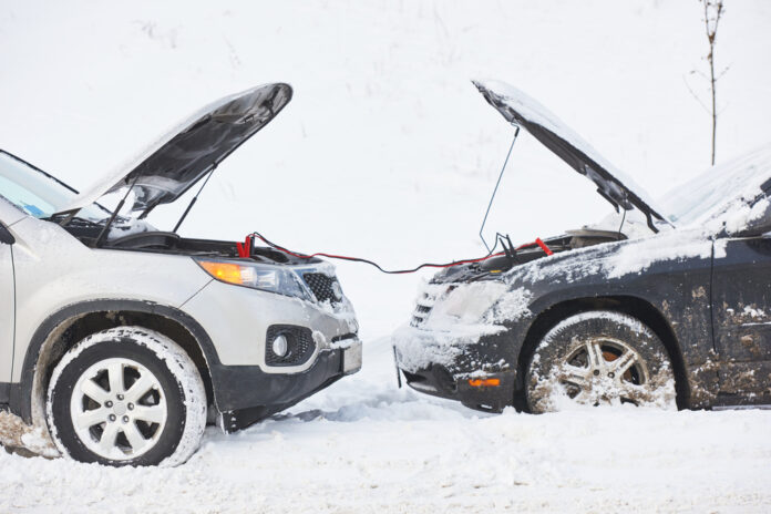 Comment faire démarrer une voiture avec un câble de démarrage: Guide étape par étape