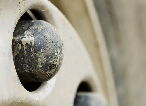 un écrou de roue est corrodé lors d'un changement de pneu