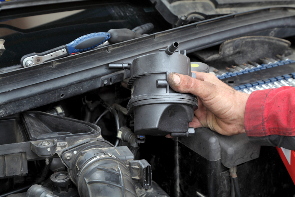 le filtre à carburant est situé sous le capot