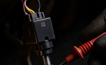 Contacteur de feux stop : fonctionnement, test et changement