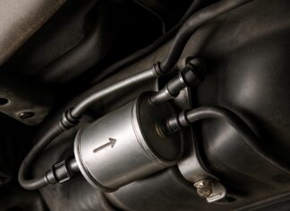 Où se trouve le filtre à carburant sur une Peugeot 206 ?