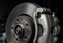 Pourquoi le frein grince : plaquettes neuves ou usées sifflent en roulant ou en freinant doucement